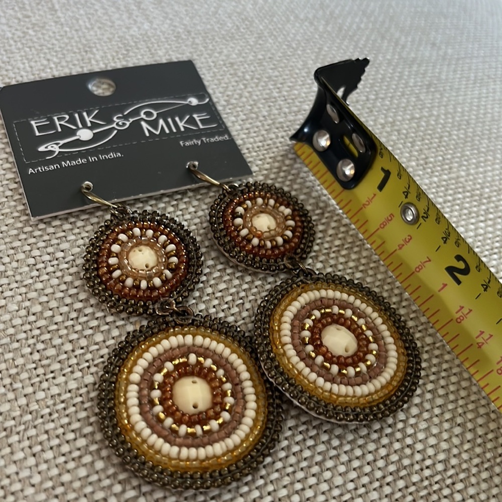 Cute light weight beaded earrings. - Picture 4 of 5